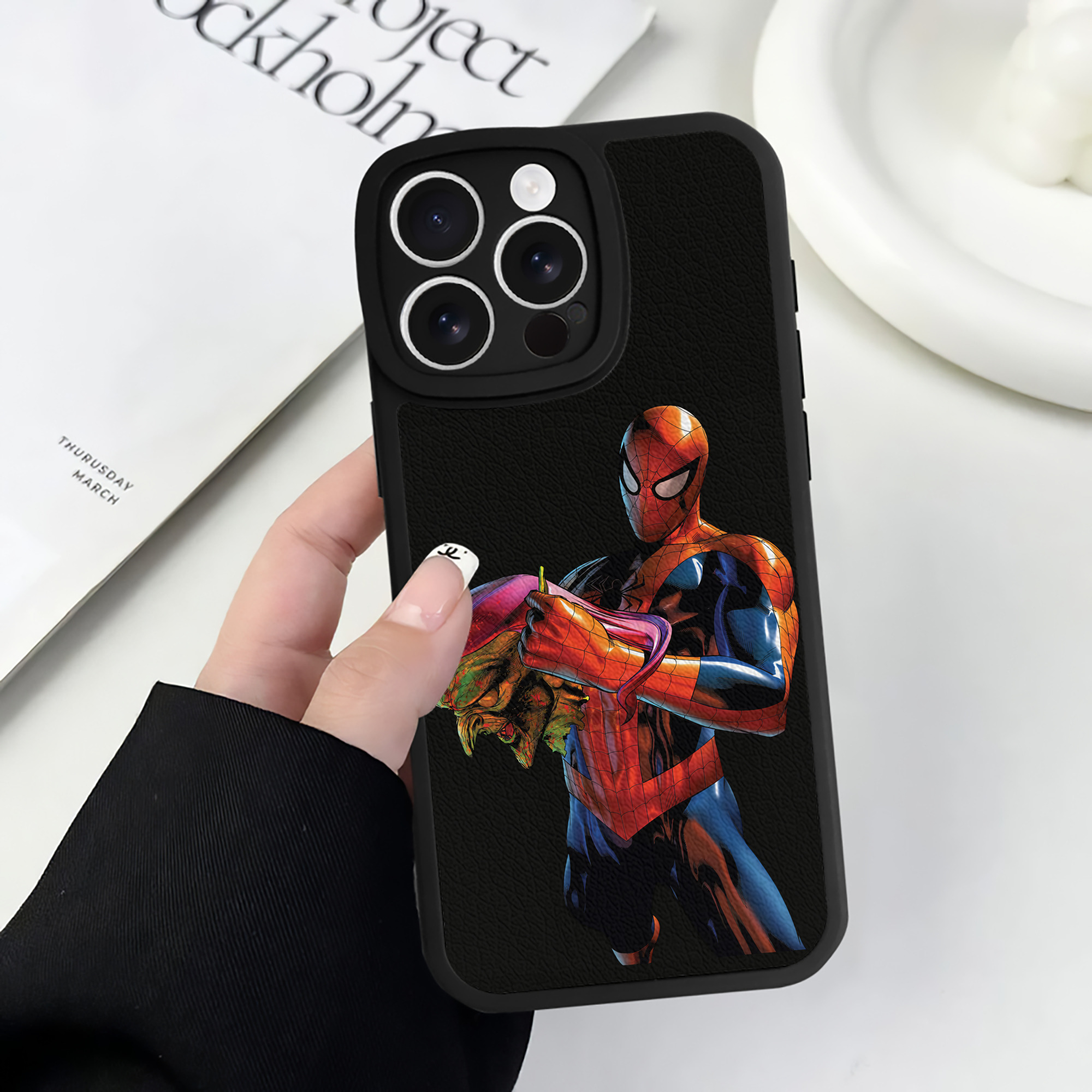 Spider Man スパイダーマン 【iPhone 16シリーズ対応】シリコンスマホケース（レザー調） 材質：シリコン